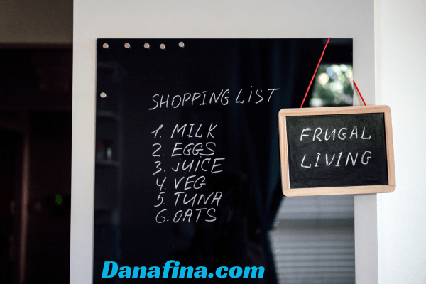 perbedaan frugal living dan pelit